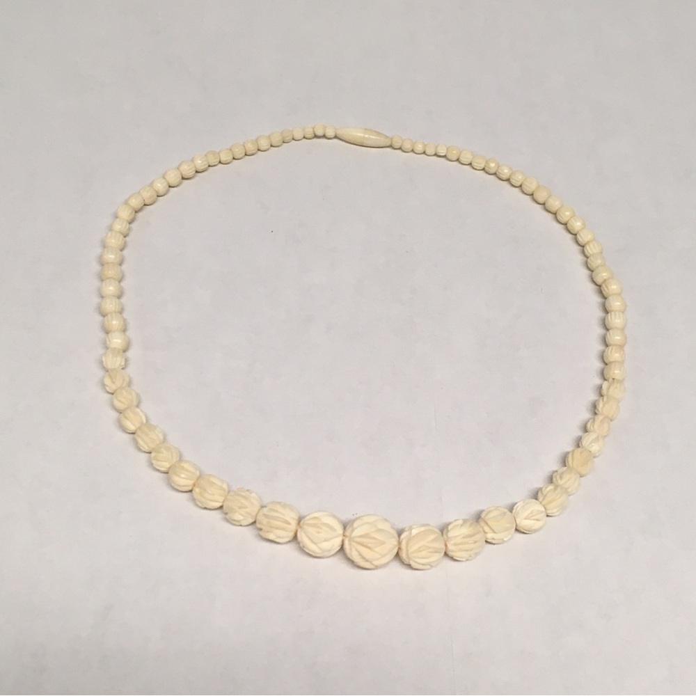 Lovely Vintage Carved Floral/Rose Cream Colored Beaded Necklace 16"